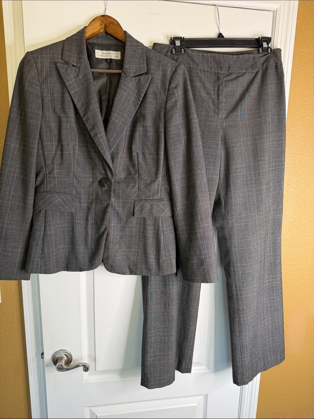 Tahari ASL Gray Plaid Women's Pantsuit With Single Button Blazer.Size 8